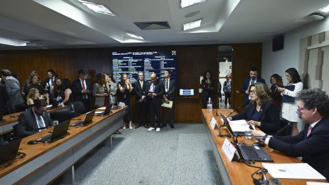 Comissão aprova isenção de impostos em compras internacionais de até US$ 50