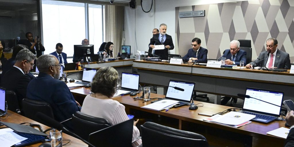 Senado avança com votação que encerra escala 6×1