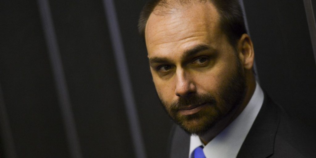 Polícia Federal demite Eduardo Bolsonaro por faltas prolongadas