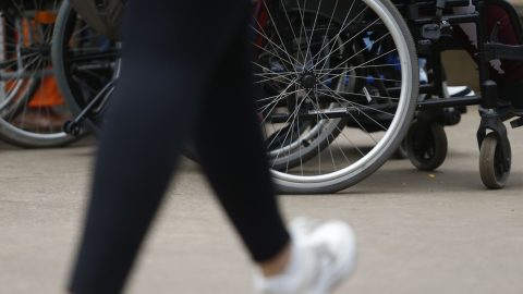 Pessoas com deficiência ganham 30% menos que sem deficiência no Brasil