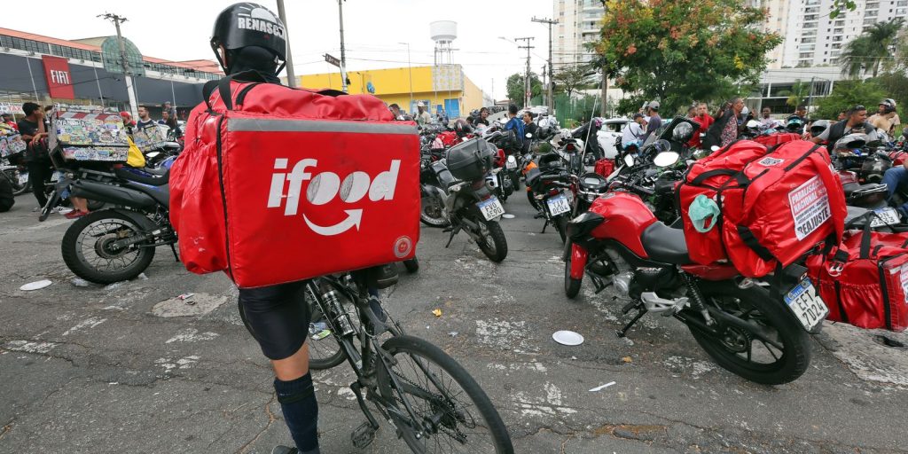 Dois milhões de brasileiros ganham renda via apps; maioria trabalha mais e ganha menos
