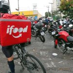 Dois milhões de brasileiros ganham renda via apps; maioria trabalha mais e ganha menos