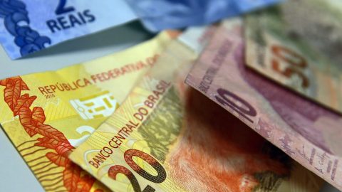 Juros para pessoas físicas disparam para 61,7% ao ano em agosto