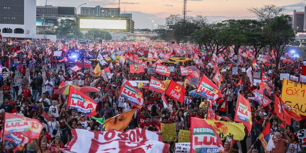 Estudantes ocupam Esplanada em mobilização pela reeleição de Lula