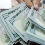 Dólar volta a superar R$ 5 após feriado; Ibovespa cai 1%
