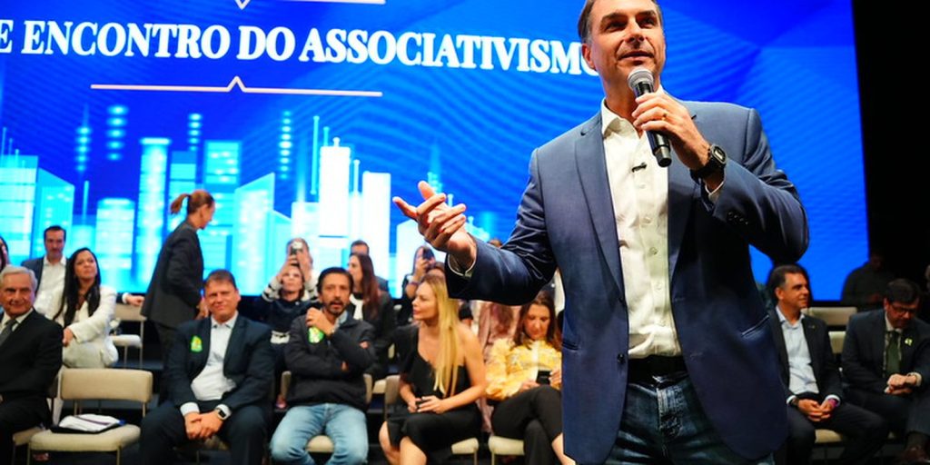 Flávio visita pai em prisão domiciliar e reúne apoiadores em SP