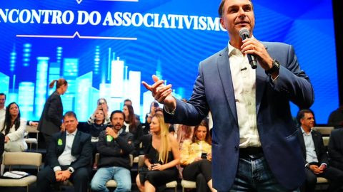 Flávio visita pai em prisão domiciliar e reúne apoiadores em SP