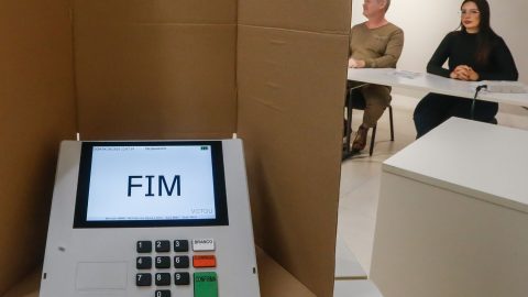 Justiça Eleitoral endurece regras contra aparelhos na votação