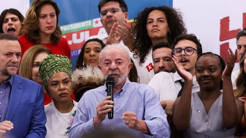 Lula desafia Bolsonaro a apoiar fim da escala 6×1 em campanha