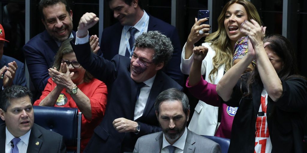 Senado aprova redução de jornada e fim da escala 6×1
