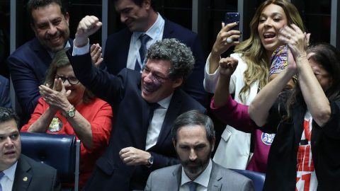 Senado aprova redução de jornada e fim da escala 6×1