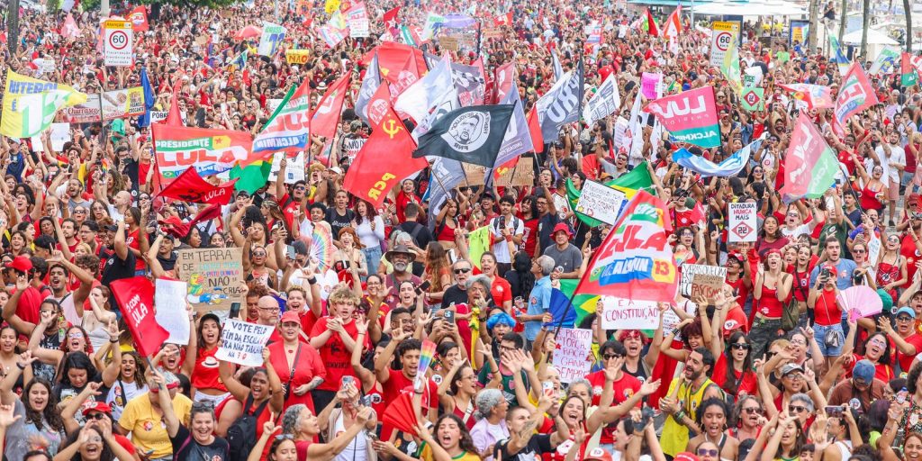 Orla do Rio recebe multidão em ato de apoio a Lula