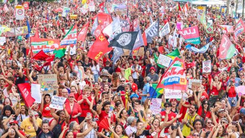 Orla do Rio recebe multidão em ato de apoio a Lula